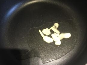 锅内放猪油，油热加入大蒜片炒香