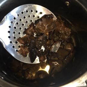 锅内大火烧开水，放入泡发好的木耳汆水一分钟捞出，过一遍凉水