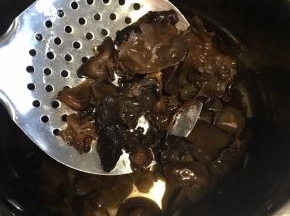 锅内大火烧开水，放入泡发好的木耳汆水一分钟捞出，过一遍凉水