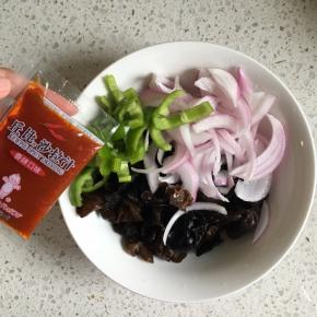 倒入红油，我用的是香辣沙拉汁