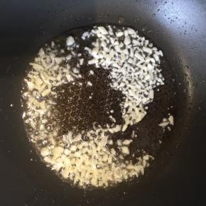 另取一锅，倒入一点油，倒入蒜末，炸黄