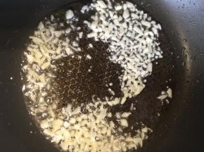 另取一锅，倒入一点油，倒入蒜末，炸黄