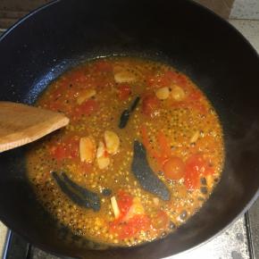 把番茄全部炒软，弄散开