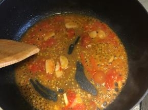 把番茄全部炒软，弄散开