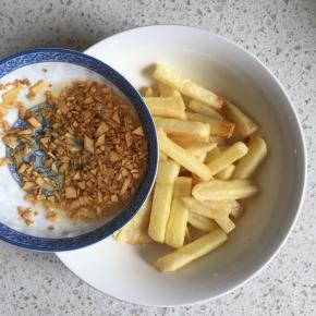 复炸好的土豆捞出沥油，倒入炸香的蒜末和油