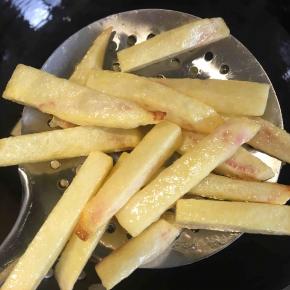 土豆还需要再复炸一遍，这个是土豆外酥里面的秘诀，口感会比只炸一遍的好