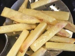 土豆还需要再复炸一遍，这个是土豆外酥里面的秘诀，口感会比只炸一遍的好