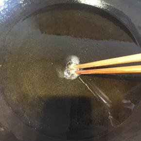 锅内倒入花生油，开火，当筷子伸入油锅，一秒内起泡即可放下土豆条炸