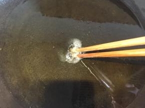 锅内倒入花生油，开火，当筷子伸入油锅，一秒内起泡即可放下土豆条炸