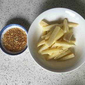 炸好的土豆条和蒜末倒入碗内