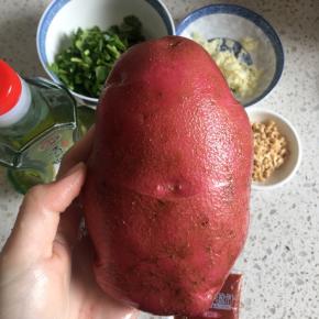 洗干净土豆表面的泥