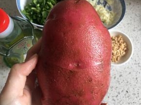 洗干净土豆表面的泥