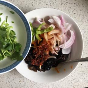 倒入一点生抽，加入香菜