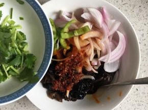 倒入一点生抽，加入香菜