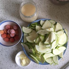 小瓜洗净切薄片，大蒜切片