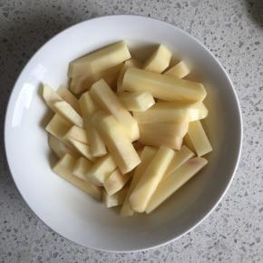 土豆洗净去皮，切成条状，过一遍清水，去除多余淀粉