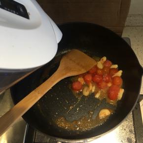 小番茄稍微软后加入适量清水