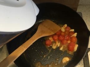小番茄稍微软后加入适量清水