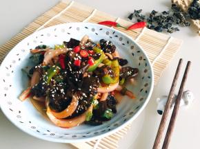 撒上芝麻，切小米辣点缀一下