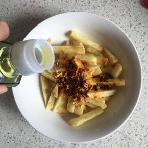 倒入红油辣椒、花椒油