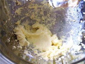 搅拌至顺滑的状态。