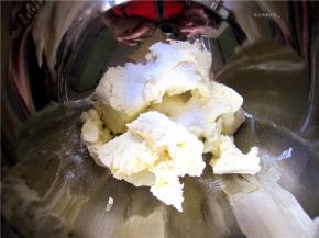 奶油奶酪室温软化后加入细砂糖。