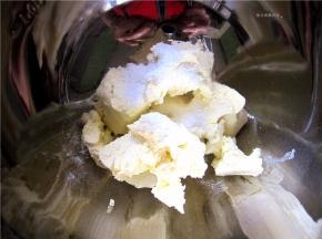 奶油奶酪室温软化后加入细砂糖。