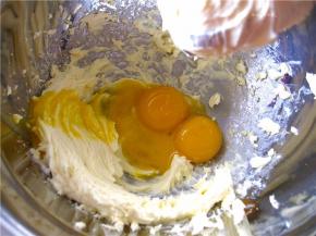 将蛋黄加入。