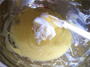 取三分之一蛋白糊和蛋黄糊混合均匀。