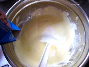 将淡奶油放入，翻拌均匀。