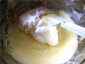 再将剩余的蛋白糊放入，混合均匀。