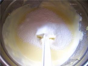 筛入低筋面粉。