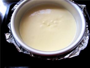 倒入底部用锡纸包裹好的模具中，轻震几下模具。