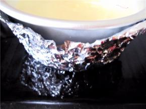 使用水浴法，把模具放在一个装有水的烤盘中烘烤。