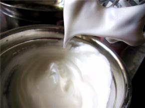 蛋白中分次加入白砂糖打至湿性发泡，打蛋头上有弯钩。