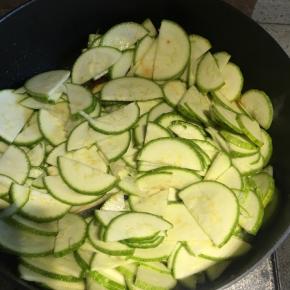 倒入小瓜片，翻炒到小瓜片稍软