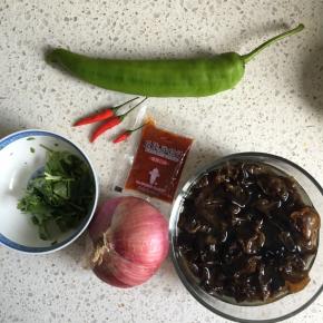 准备食材，木耳用温水泡发，香菜洗净切段，辣椒洗净切段