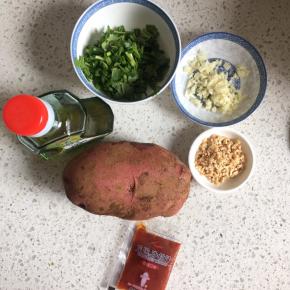 准备材料，我用的是云南特有的紫皮土豆，口感很好。香葱和芫荽洗净切段，大蒜切末，熟花生碎准备好