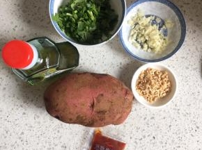 准备材料，我用的是云南特有的紫皮土豆，口感很好。香葱和芫荽洗净切段，大蒜切末，熟花生碎准备好