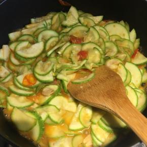 完全炒软后，加入适量盐调味