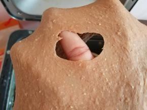 将所有食材（除黄油外）放进面包机，揉至可以拉出厚膜，放入软化好的黄油，继续揉面