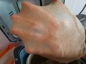 揉至出可以拉出薄薄的手套膜