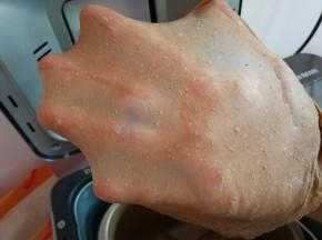 揉至出可以拉出薄薄的手套膜
