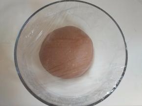 揉圆，放在容器内进行一次发酵