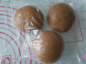 取出面团排气后，分成三份，20-30分钟