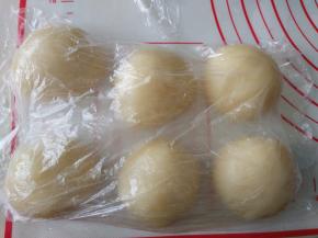 发酵期间制作麻薯馅：糯米粉75g+玉米淀粉20g+牛奶120g+糖30g混合均匀，热水上锅蒸15-20分钟，蒸熟后，晾至手可以接触的温度，加入黄油10g，揉均匀，冷却后分成6份备用；