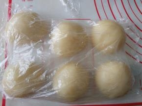 发酵期间制作麻薯馅：糯米粉75g+玉米淀粉20g+牛奶120g+糖30g混合均匀，热水上锅蒸15-20分钟，蒸熟后，晾至手可以接触的温度，加入黄油10g，揉均匀，冷却后分成6份备用；