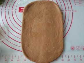 擀成长方形，然后反面，光滑的那面放在下面，整完行后会更光滑美观