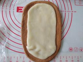 麻薯也擀成长方形，放在面皮上