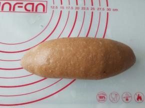 从上至下卷起，每卷一下，就捏一下两边，收口，然后再用双手搓几下面团，搓成橄榄形